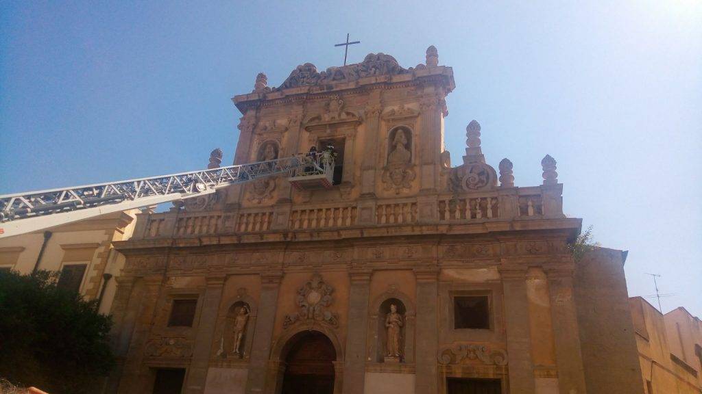 Castelvetrano, vandalismo: prese a sassate le finestre della Chiesa del Purgatorio