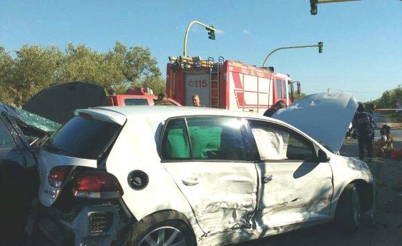 Incidente al semaforo per Triscina, diverse auto coinvolte