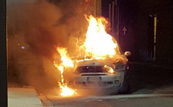 Auto in fiamme in via Giallonghi, nessun ferito
