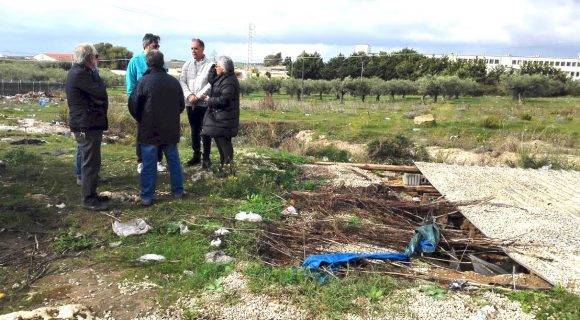 Scavi sommersi dai rifiuti, sott’accusa i migranti a Campobello