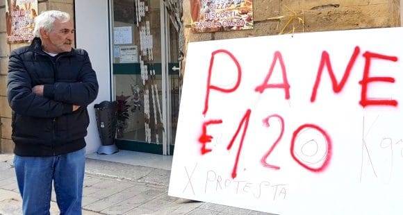 Protesta a Castelvetrano: "Disposto a regalare il pane"