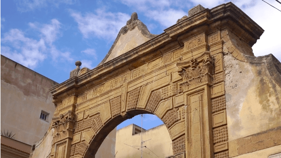 Castelvetrano, l'Arco dell'Immacolata rischia di crollare. Il silenzio