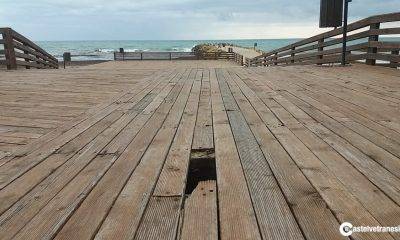 Pericolose buche nella piazza in legno a Marinella di Selinunte 1