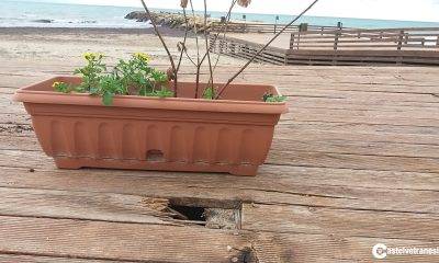 Pericolose buche nella piazza in legno a Marinella di Selinunte 6
