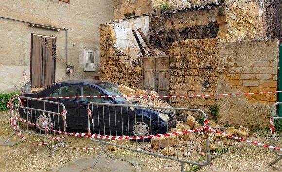 crolla casa disabitata in centro a Castelvetrano: danni a un'auto
