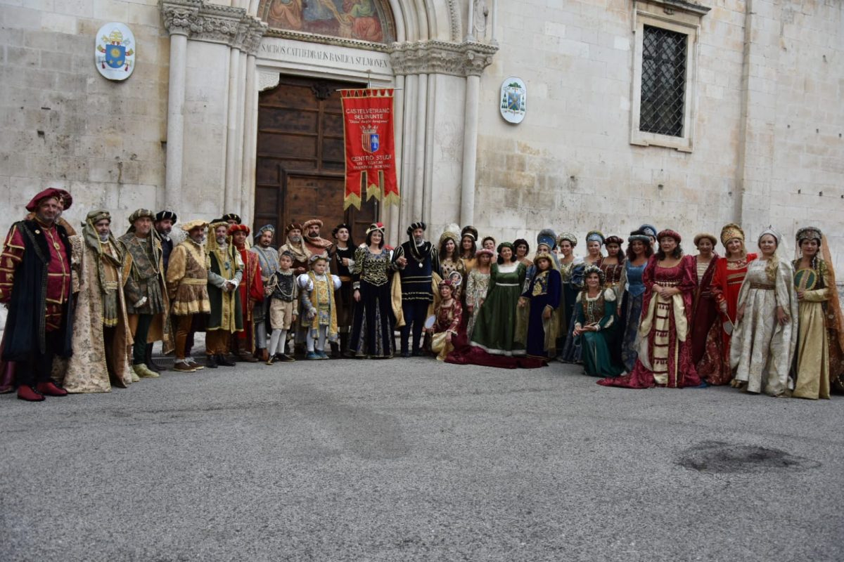 Il Corteo Storico di Santa Rita e della Nobiltà Castelvetranese a Sulmona davanti alla cattedrale di San Panfilo