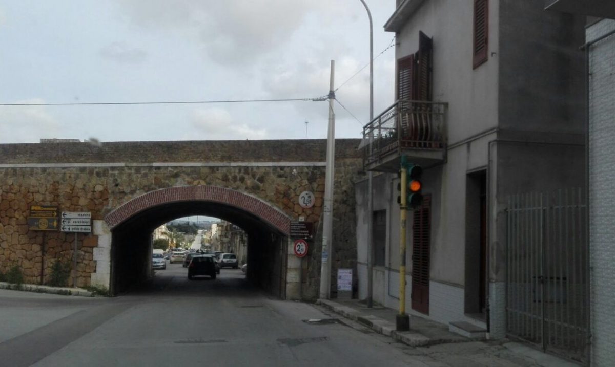Castelvetrano, disagi e rischi per il mancato ripristino del semaforo di via Partanna