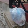 I "furbetti del sacchetto" in azione: lasciano i rifiuti davanti ad altre abitazioni