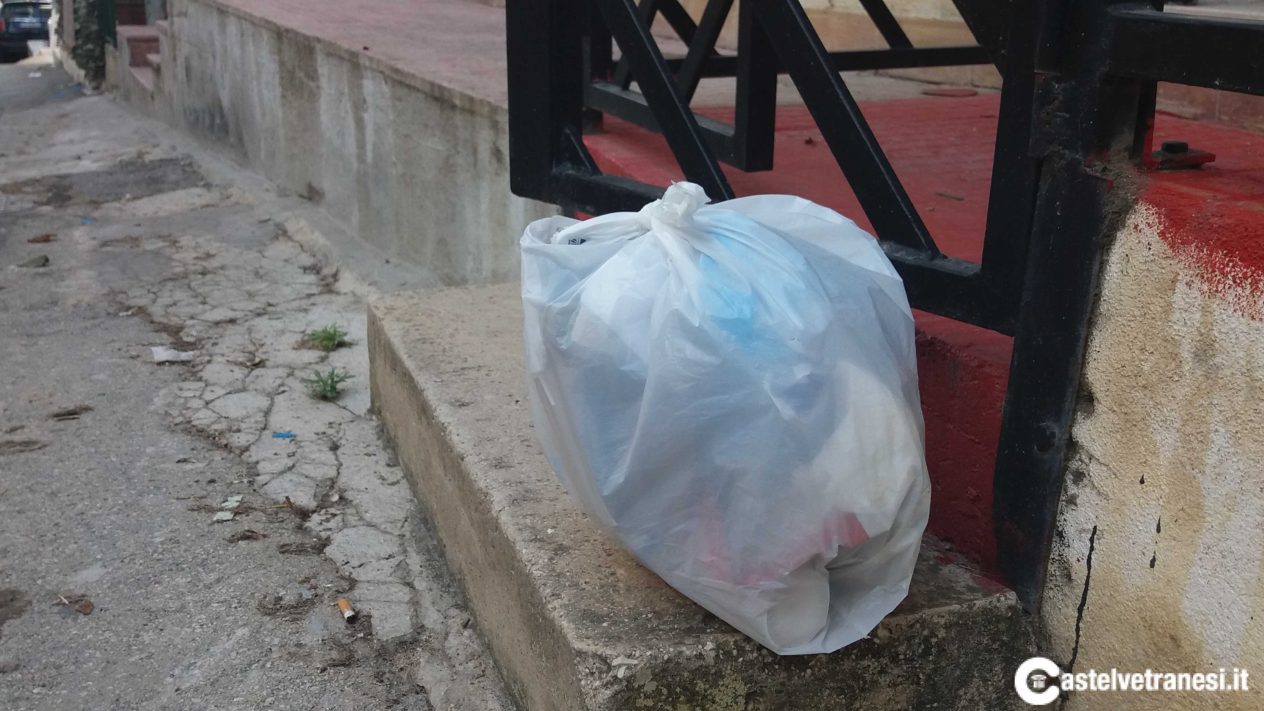 I "furbetti del sacchetto" in azione: lasciano i rifiuti davanti ad altre abitazioni