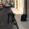 Bici e zainetto rubati a Collins, il migrante che ripulisce le strade di Castelvetrano