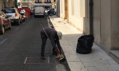 Bici e zainetto rubati a Collins, il migrante che ripulisce le strade di Castelvetrano