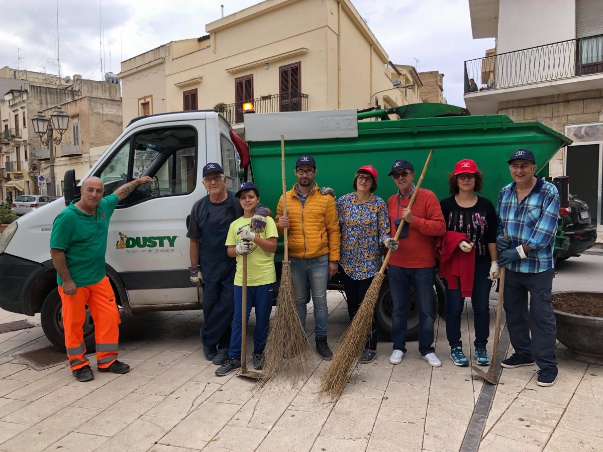 Volontari di "Pulisci Castelvetrano" e Dusty ripuliscono la Piazza Matteotti